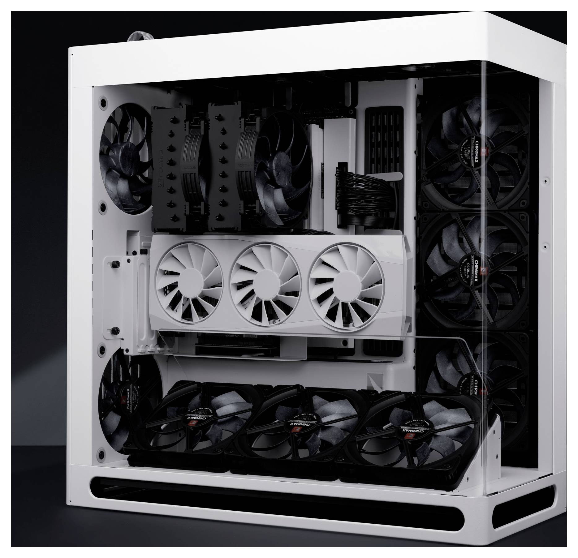 Offenes weißes PC-Gehäuse mit mehreren Kühlventilatoren und hochwertigen Komponenten im Inneren eines maßgeschneiderten Desktop-Computers.