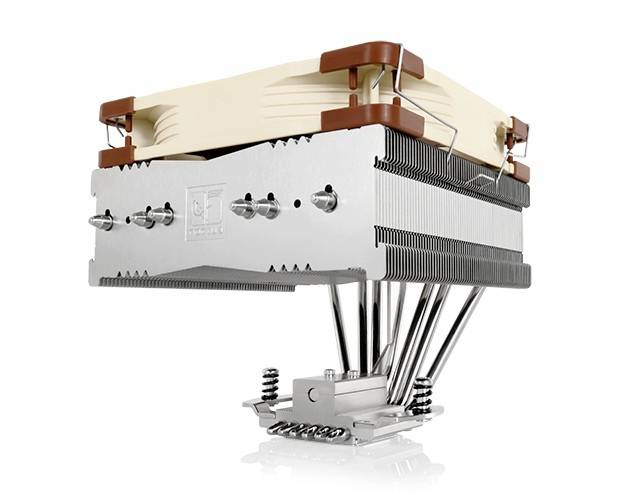 Nahaufnahmebild eines CPU-Kühlkörpers mit einem lüfterlosen Rippenpaket, Kupfer-Wärmerohr und Montagebasis, dargestellt auf weißem Hintergrund.
