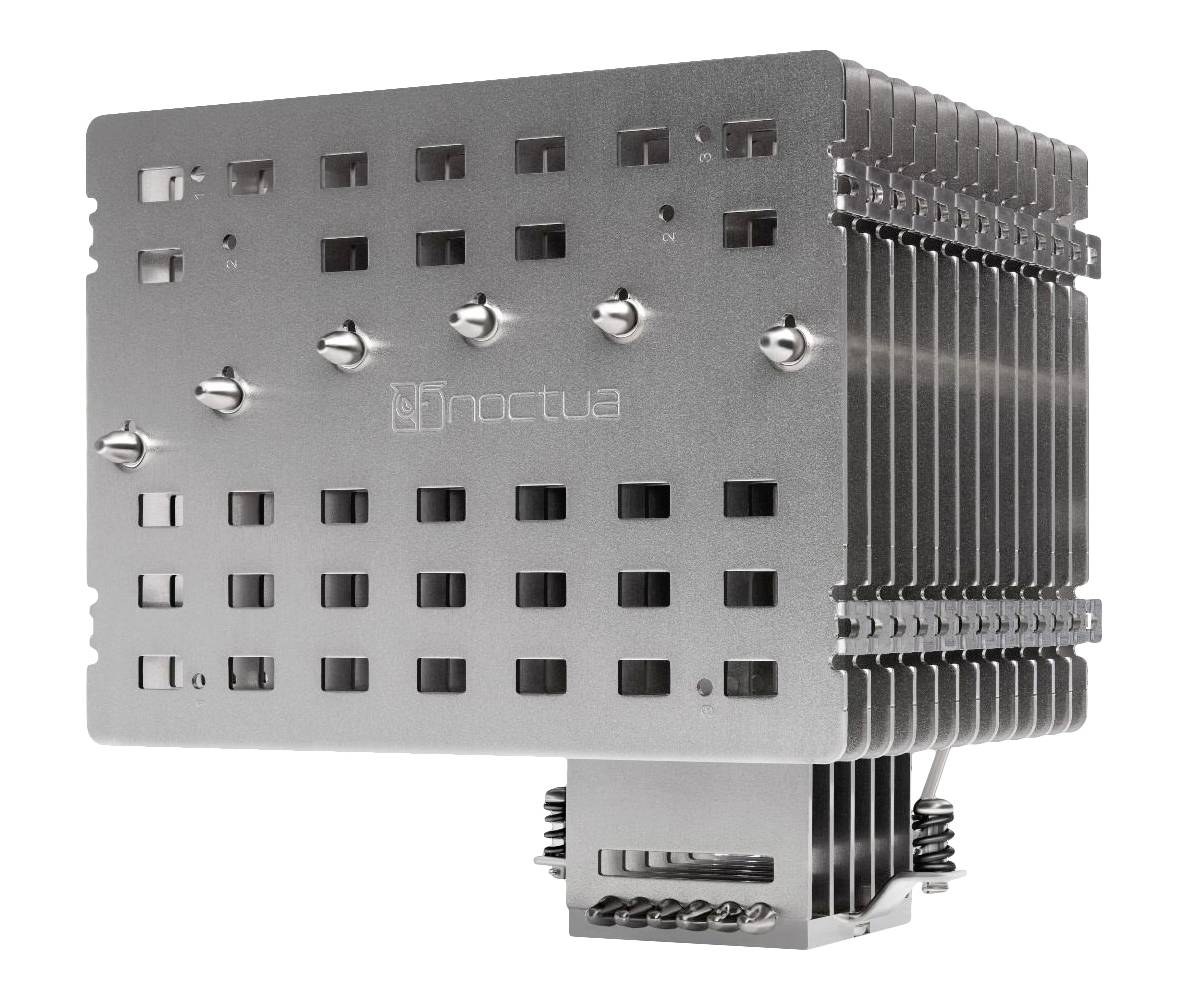 Silberner Noctua CPU-Kühlkörper mit gestapelten Metallrippen und mehreren Wärmerohr, gezeigt auf weißem Hintergrund.