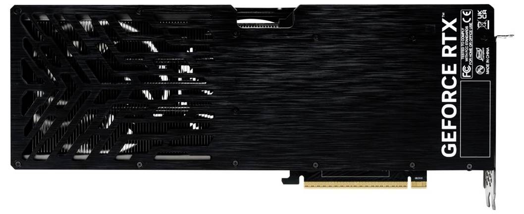 Schwarze NVIDIA GeForce RTX-Grafikkarte, die die Kühlverkleidung und den PCIe-Anschluss auf weißem Hintergrund zeigt.