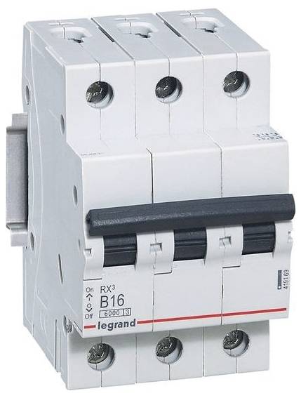 Dreipoliger Leitungsschutzschalter mit der Bezeichnung 'RX3 B16' von Legrand, mit schwarzen Kippschaltern und Schraubklemmen.