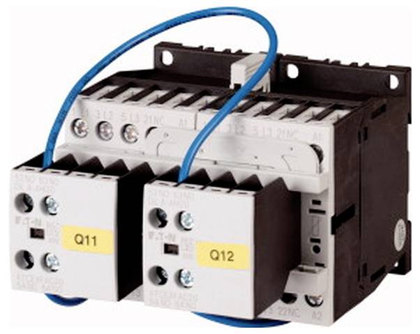 Elektrisches Schütz-Relais mit zwei gekennzeichneten Modulen, Q11 und Q12, verbunden durch ein blaues Kabel.