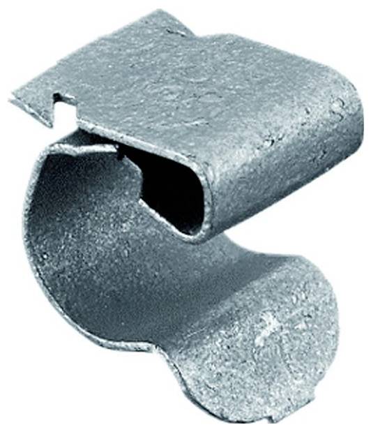 Metallschellen-Befestigung mit gebogener Federform, isoliert auf weißem Hintergrund dargestellt.