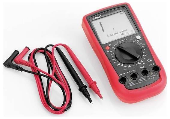 Digitales Multimeter mit roten und schwarzen Messleitungen auf weißem Hintergrund, wobei auf dem Display ein Niedrigbatterie-Indikator angezeigt wird.