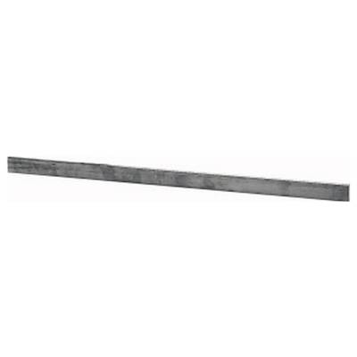 Ein langer, dünner grauer metallischer Streifen oder Balken, der diagonal auf weißem Hintergrund dargestellt ist.