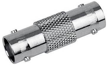Metallischer koaxialer Kabeladapter mit gerilltem Mittelngriff und zylindrischen Enden, gezeigt auf weißem Hintergrund.