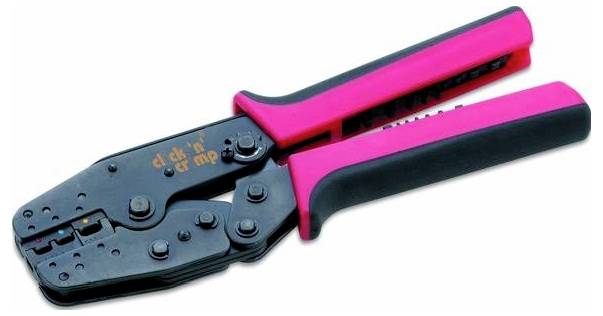 Nahaufnahme eines rosa-schwarzen Crimpwerkzeugs mit Metallbacken, das zum Befestigen von Steckverbindern an Drähten verwendet wird.