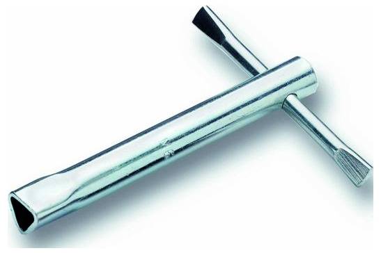 Chrom-Steckschlüssel mit T-Griff auf weißem Hintergrund.
