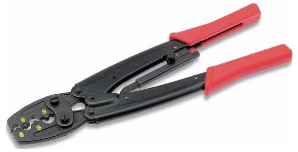 Schwarz-rote Crimpzange mit langen Griffen, geschlossen auf weißem Hintergrund abgebildet.