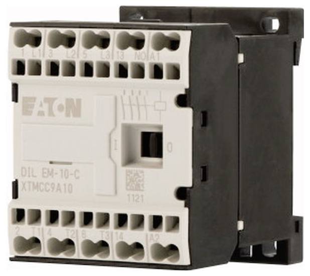 Großaufnahme eines EATON-Elektrorelais oder Schützermoduls mit Anschlussschlitzen und schwarzem Montagengehäuse.