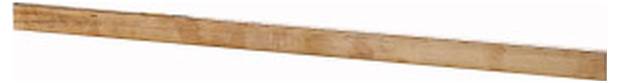 Ein langes Holzlineal oder eine Holzleiste, diagonal auf weißem Hintergrund dargestellt.