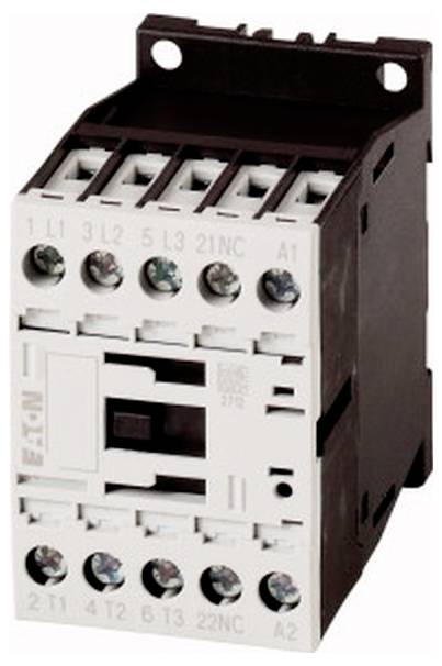 Nahaufnahme eines elektrischen Schützes mit Schraubklemmen und weißem Frontpanel, das zum Schalten von Stromkreisen verwendet wird.