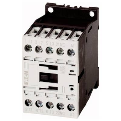 Nahaufnahme eines elektrischen Schützes mit Schraubklemmen und weißem Frontpanel, das zum Schalten von Stromkreisen verwendet wird.