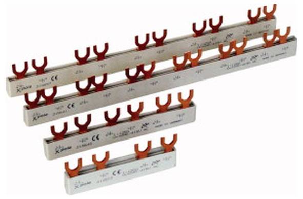 Vier Metall-Elektroschienen/Klemmenleisten mit orangefarbenen U-förmigen Steckverbindern diagonal auf weißem Hintergrund angeordnet.