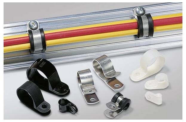 Kabelklemmen und Montageclips, die gebündelte Drähte entlang einer Metallleitung sichern, mit verschiedenen schwarzen, metallischen und weißen Befestigungselementen, die darunter angezeigt werden.