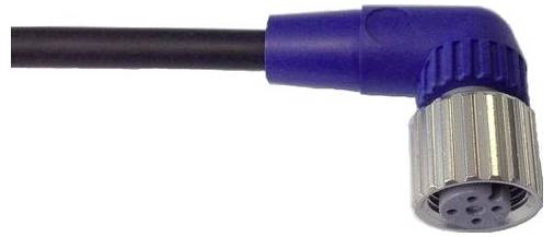 Nahaufnahme eines Stecker mit rechtem Winkel mit schwarzem Kabel und blauem Gehäuse auf weißem Hintergrund.