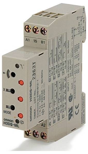 Ein Omron H3DS-ML elektronisches Timer-Relais-Modul mit Anschlüssen, Schaltern und Anzeigelichtern auf einem beigen industriellen Steuergerät.