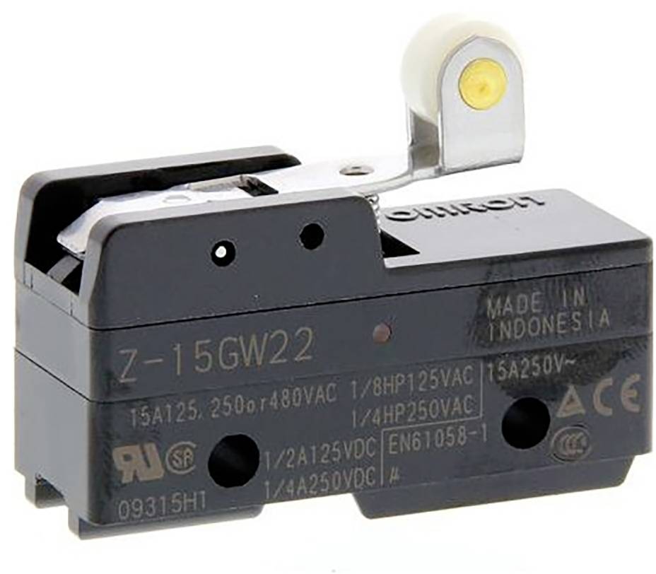 Nahaufnahme eines Omron Z-15GW22-Endschalters mit Metall-Betätigungshebel und aufgedruckten elektrischen Nennwerten auf einem schwarzen Gehäuse.