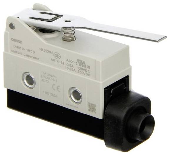 Nahaufnahme eines Omron D4MC-1000 Industrie-Endschalters mit metallischem Hebelarm und Rollen-Betätiger.