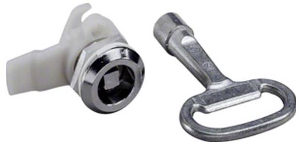 Ein Metallnockenschloss mit einem Schlüssel neben einem passenden flachen Schlüssel, verwendet zum Sichern von Schränken oder Schubladen.