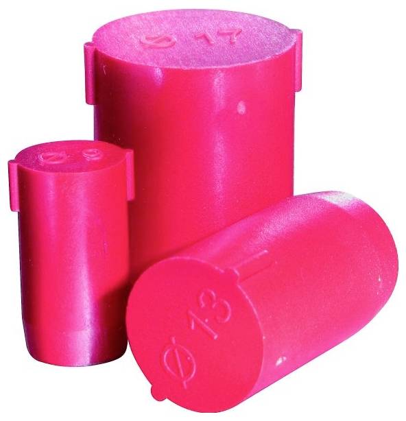 Drei leuchtend rosa Kunststoffkappen oder Stöpsel in zylindrischer Form verschiedener Größen, vor weißem Hintergrund dargestellt.