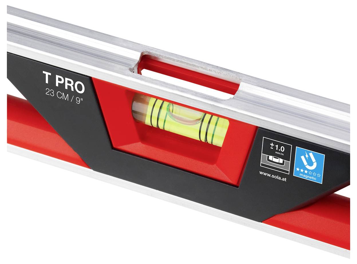 Nahaufnahme einer rot-schwarzen Wasserwaage mit der Beschriftung „T PRO 23 CM/9" mit einer zentrierten Luftblase.