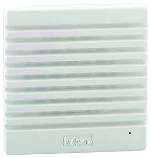 Nahaufnahme eines hellgrünen belüfteten Panels oder Gitters von Balcom mit horizontalen Lamellen und einem kleinen Logo, das in der Mitte unten zentriert ist.