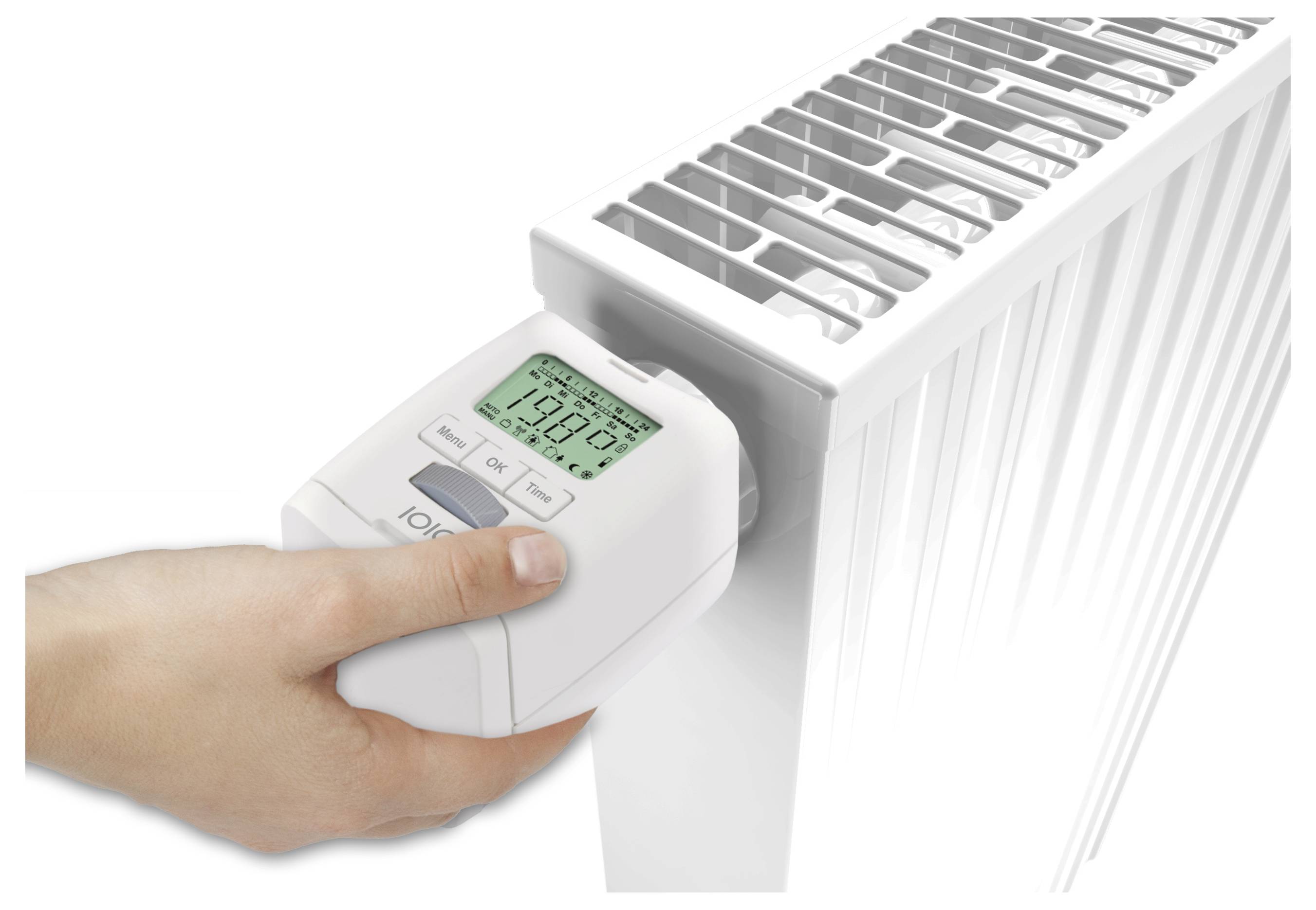 Hand, die ein digitales Thermostat an einem Heizkörper einstellt, um die Heizungstemperatur einzustellen.