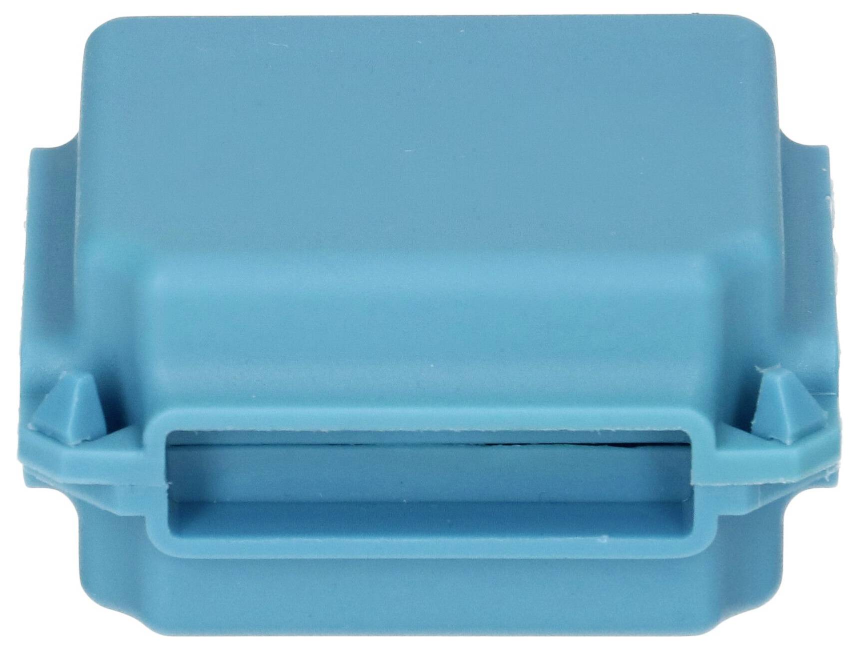 Blauer Kunststoff-Elektronikstecker mit rechteckiger Öffnung, isoliert auf weißem Hintergrund dargestellt.