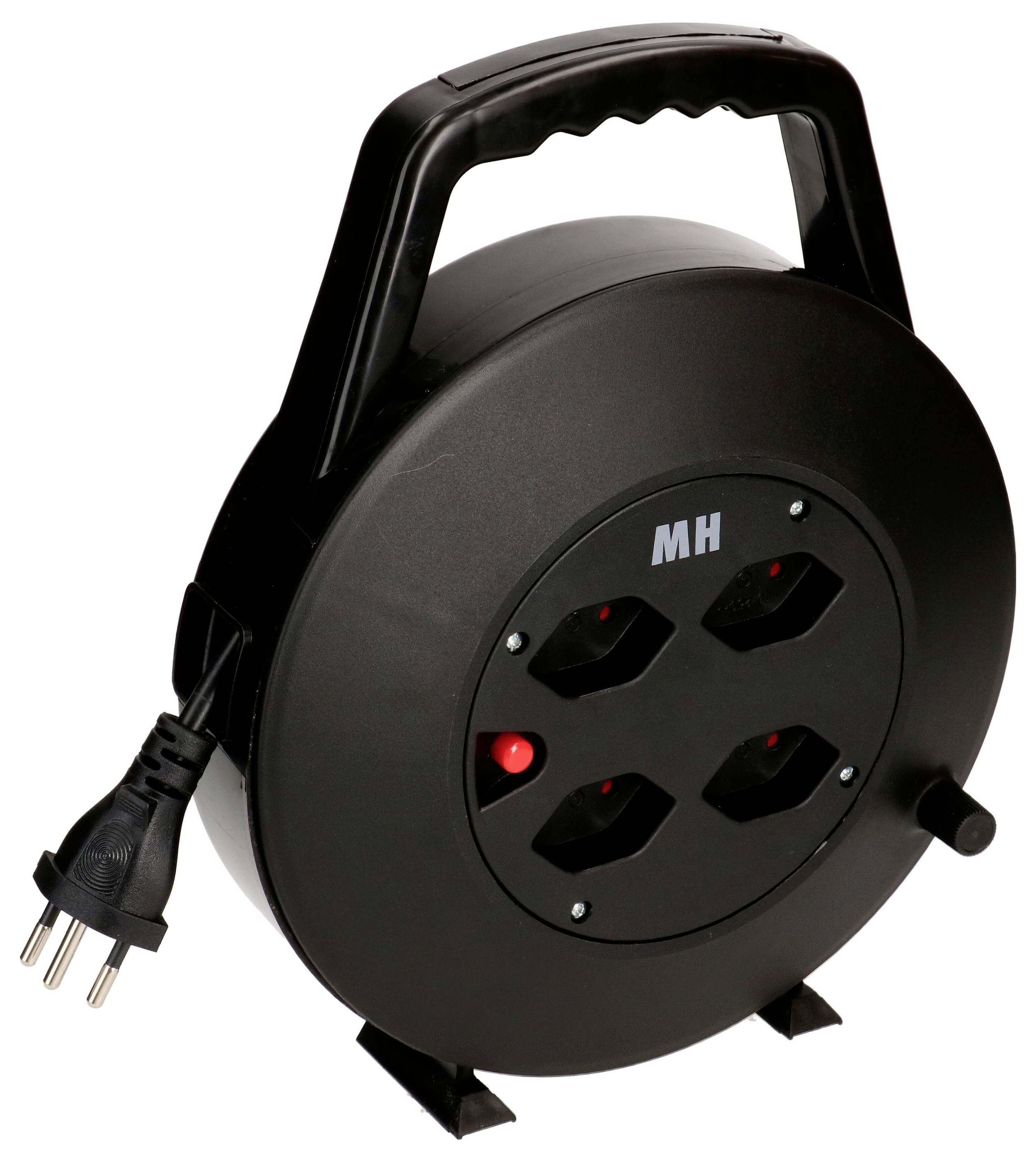 Schwarze Kabeltrommel mit Griff, vier Steckdosen und angeschlossenem Stecker auf weißem Hintergrund.