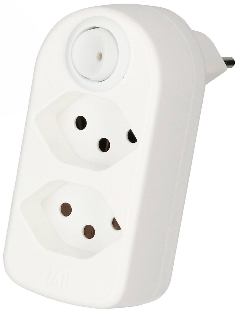 Weißer Stecker-Adapter mit einer runden Buchse und zwei dreipoligen Steckdosen, dargestellt vor einfachem Hintergrund.