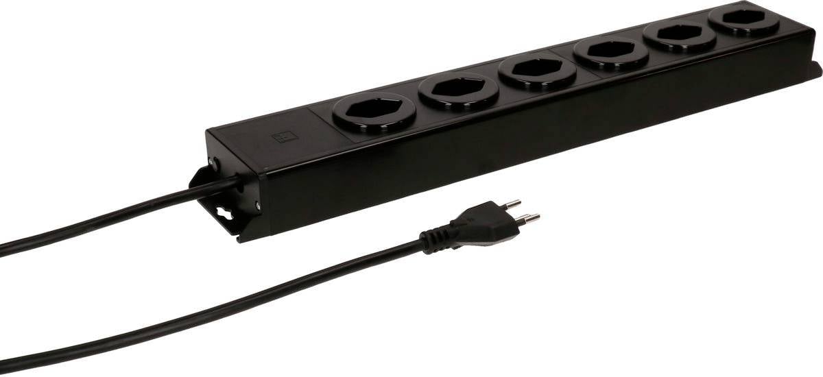Schwarze 6-fach Steckdosenleiste mit angeschlossenem Kabel und Stecker auf weißem Hintergrund.