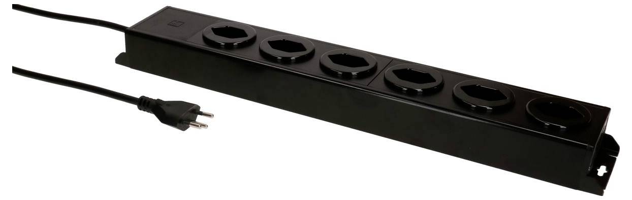 Schwarze Mehrfachsteckdose mit sechs Steckplätzen, angebrachtem Kabel und Stecker.