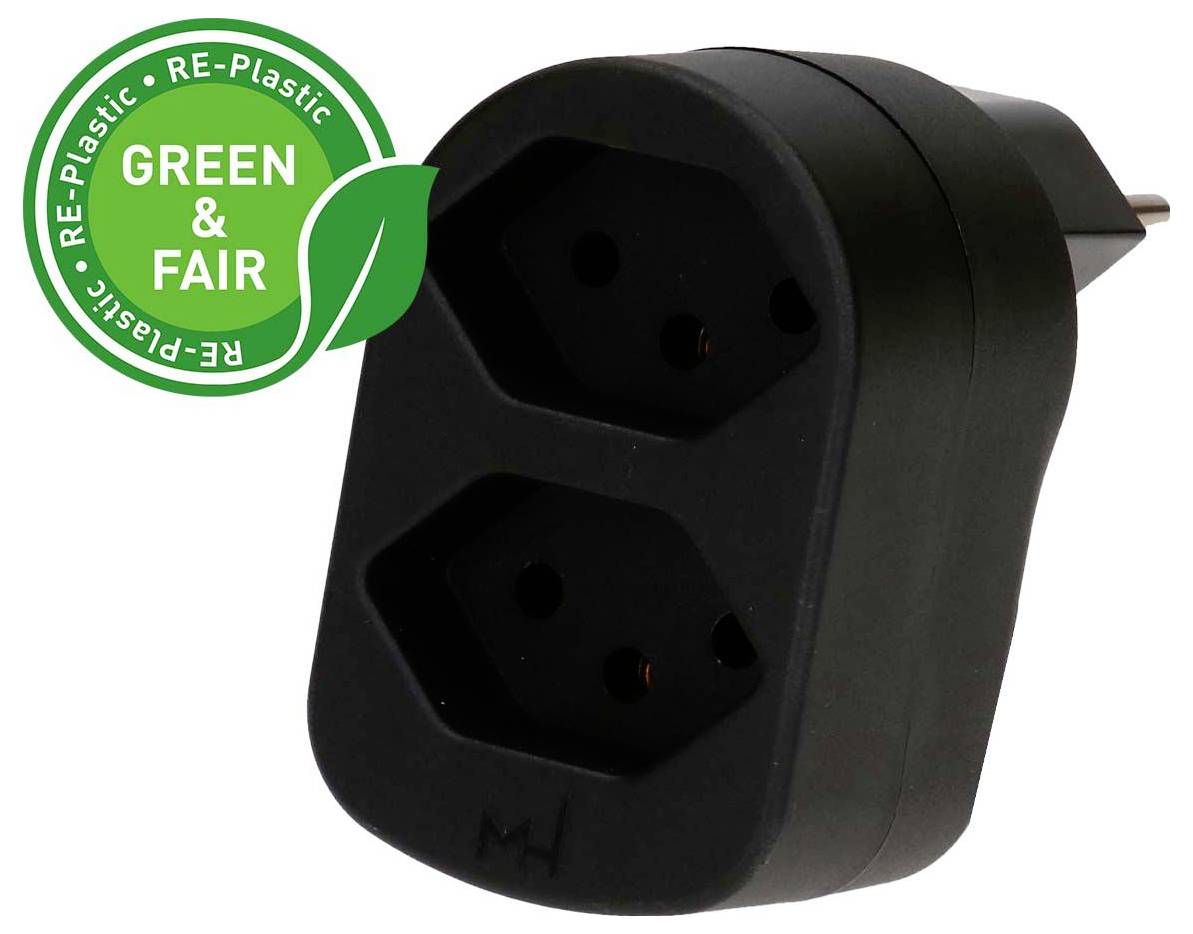 Schwarzer Dual-Socket-Stecker-Adapter mit Umweltsiegel-Badge 'GREEN & FAIR' Re-Plastic.
