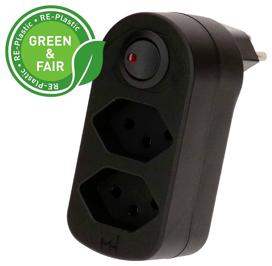 Schwarzer Stecker-Dual-Steckdosenadapter mit roter Kontrollleuchte und „GREEN & FAIR" Recycling-Kunststoff-Logo.