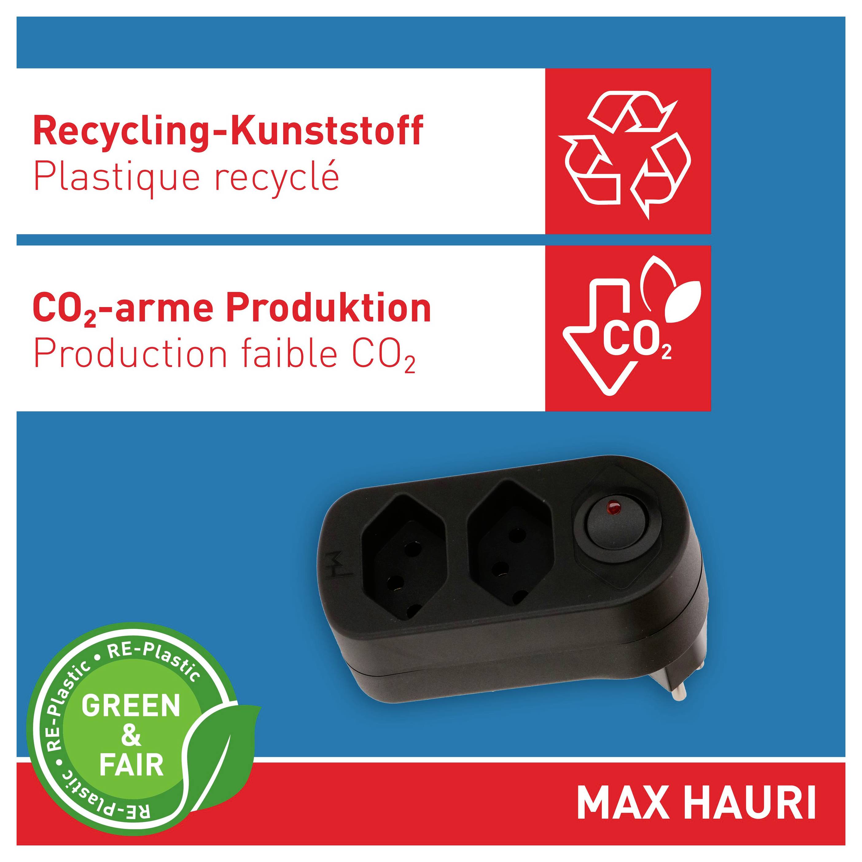 Produktverpackung für einen MAX HAURI Stromadapter aus recyceltem Kunststoff, mit Hervorhebung von "CO2-emissionsarmer Produktion" und "Green & Fair" Zertifizierung.