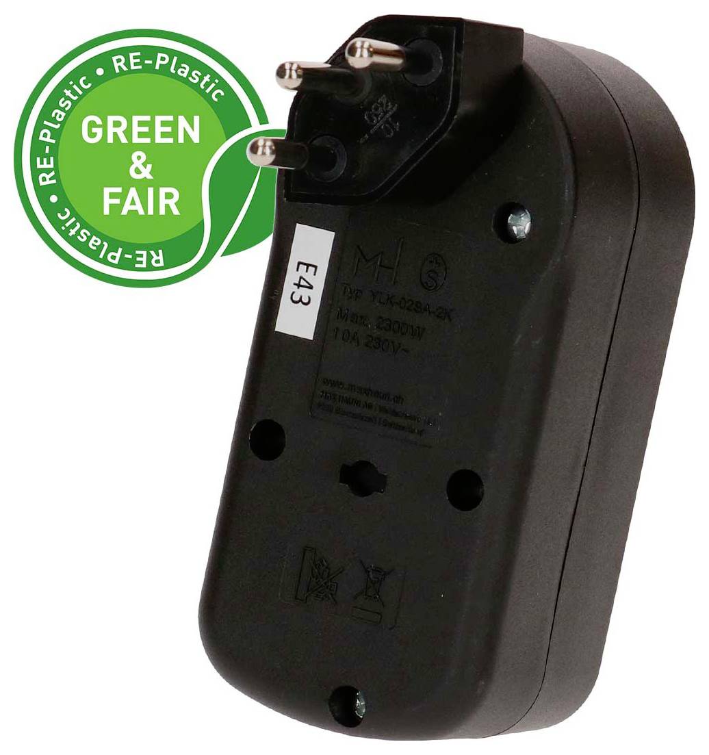 Schwarzer Stecker-Stromadapter mit zwei runden Stiften und "GREEN & FAIR" Öko-Label aus Rezyklat.