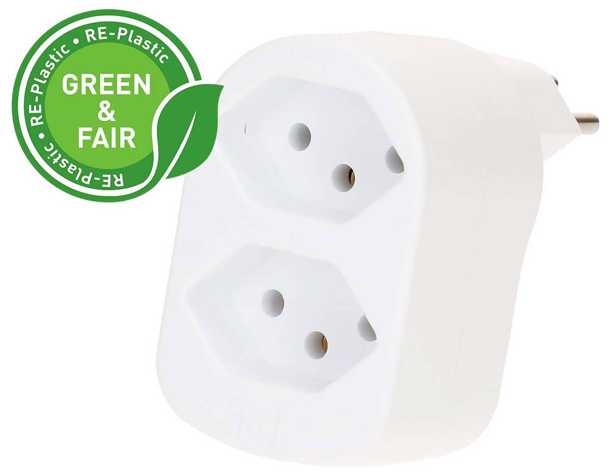 Weißer Steckeradapter mit zwei Steckdosen und grünem „GREEN & FAIR" Re-Plastic Öko-Siegel.