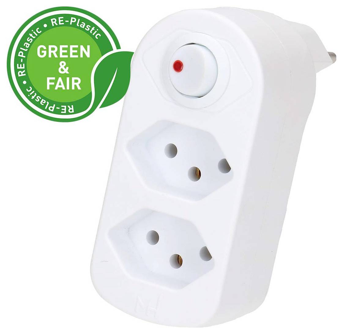 Weißer Steckdosenadapter mit zwei Anschlüssen und einem roten Ein-/Ausschalter, gekennzeichnet mit grünem und fairem Etikett mit einem Recycling-Abzeichen aus Kunststoff.