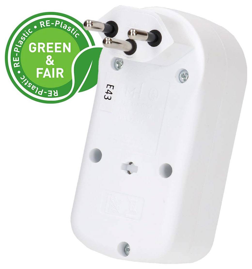 Weißer Stecker-Adapter mit drei Stiften und grünem „GREEN & FAIR"-Re-Kunststoff-Umweltlabel