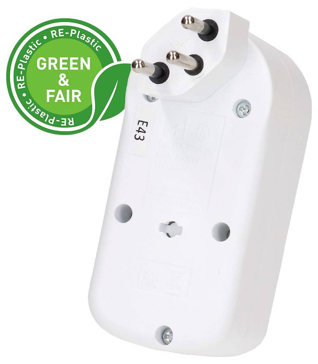 Weißer Stecker-Adapter mit drei runden Stiften, mit der Bezeichnung E43, neben einem grünen „GREEN & FAIR" Re-Plastic-Siegel.