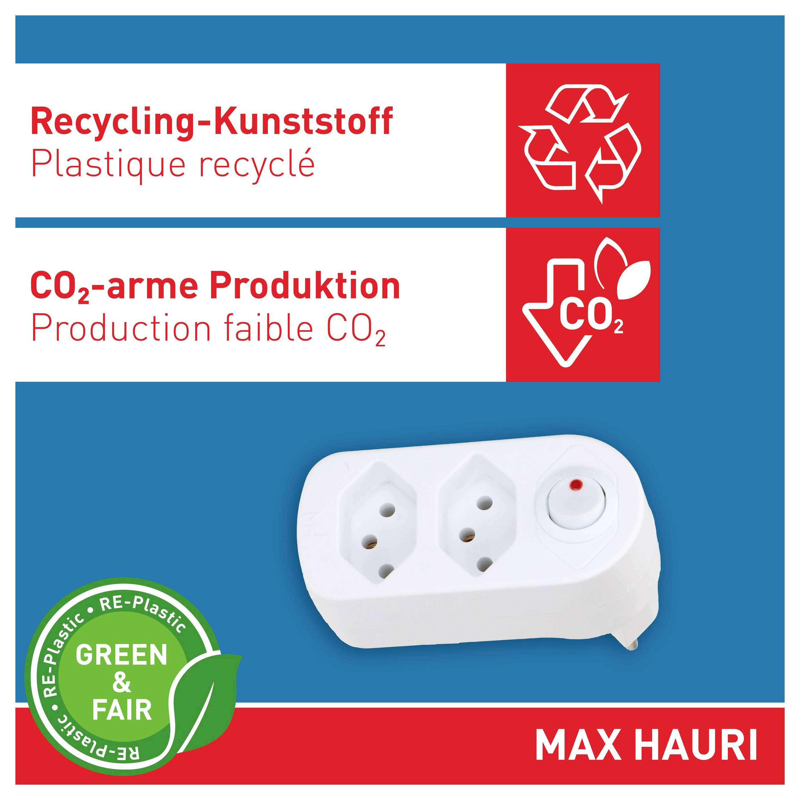 Verpackungsetikett, das eine MAX HAURI Steckerleiste aus recyceltem Kunststoff mit CO2-armer Produktion und Green & Fair Zertifizierung bewirbt.