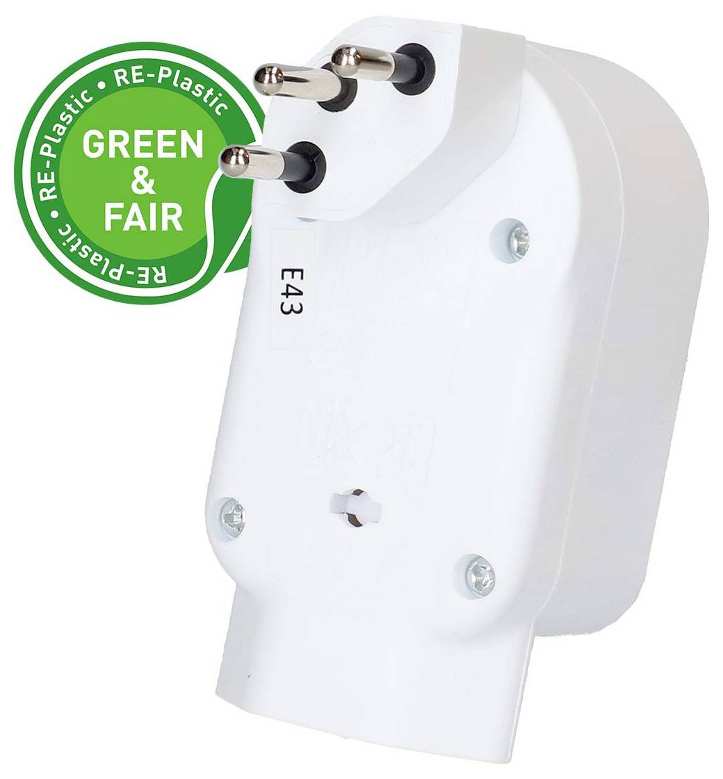 Weißer E43 Stecker-Stromadapter mit drei runden Stiften, neben einem grünen „GREEN & FAIR" Re-Plastic-Zertifizierungssiegel dargestellt.