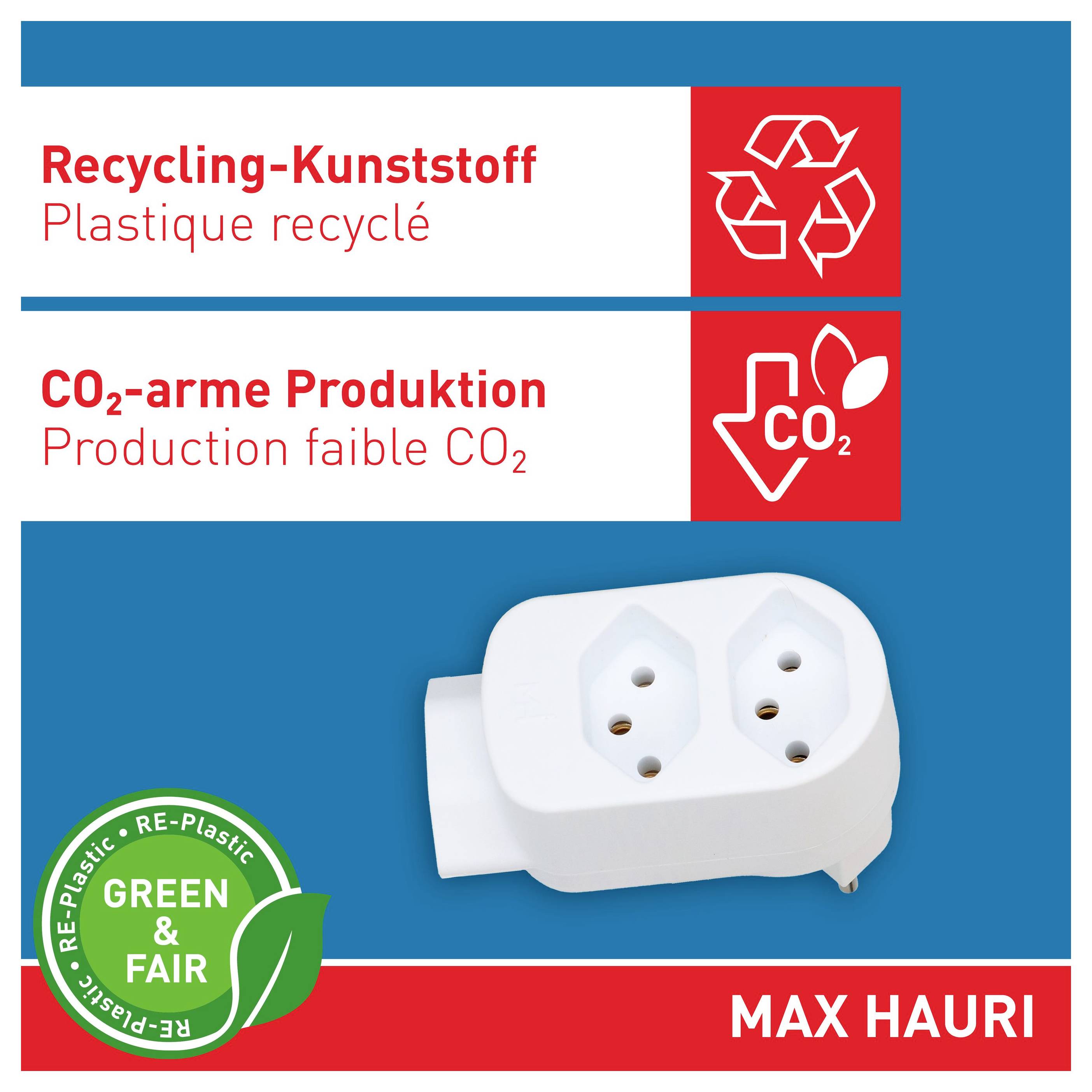 Produktverpackung für MAX HAURI mit einem weißen Doppelsteckdosenadapter aus recyceltem Kunststoff, mit den Angaben „Recycling-Kunststoff", „Plastique recyclé" und „CO2-arme Produktion" sowie einem GREEN & FAIR-Siegel.