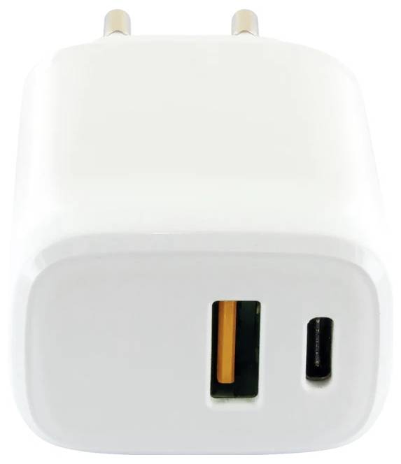 Weißes Wandladegerät mit zwei Stiften und zwei vorderen USB-Anschlüssen, ein orangefarbener USB-A und ein schwarzer USB-C.