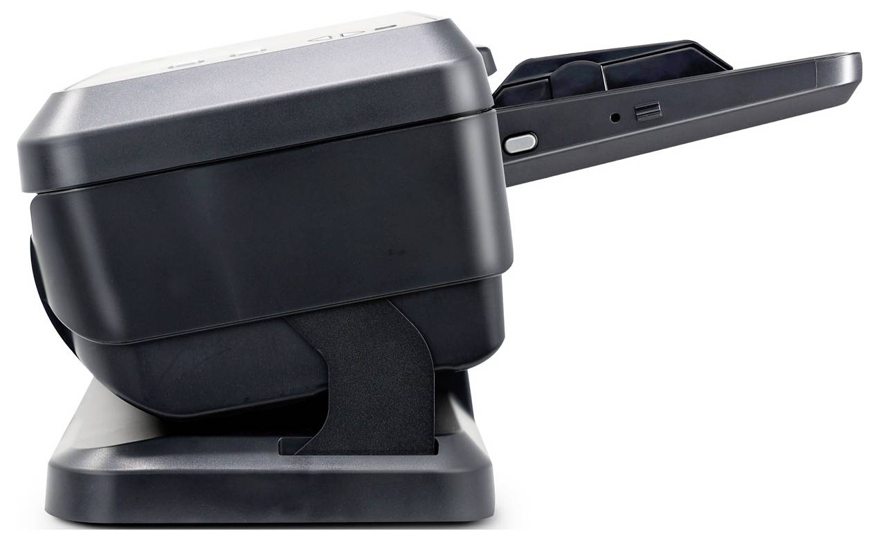 Schwarzer Dokumentenscanner mit Arbeitsplatte und automatischem Einzugsschacht, der nach rechts verlängert ist, auf weißem Hintergrund.