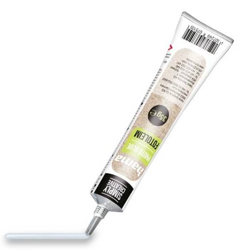 Tube von Titebond-Formteil- und Trimmkleber mit einer Metallspitze, angewinkelt auf weißem Hintergrund dargestellt.