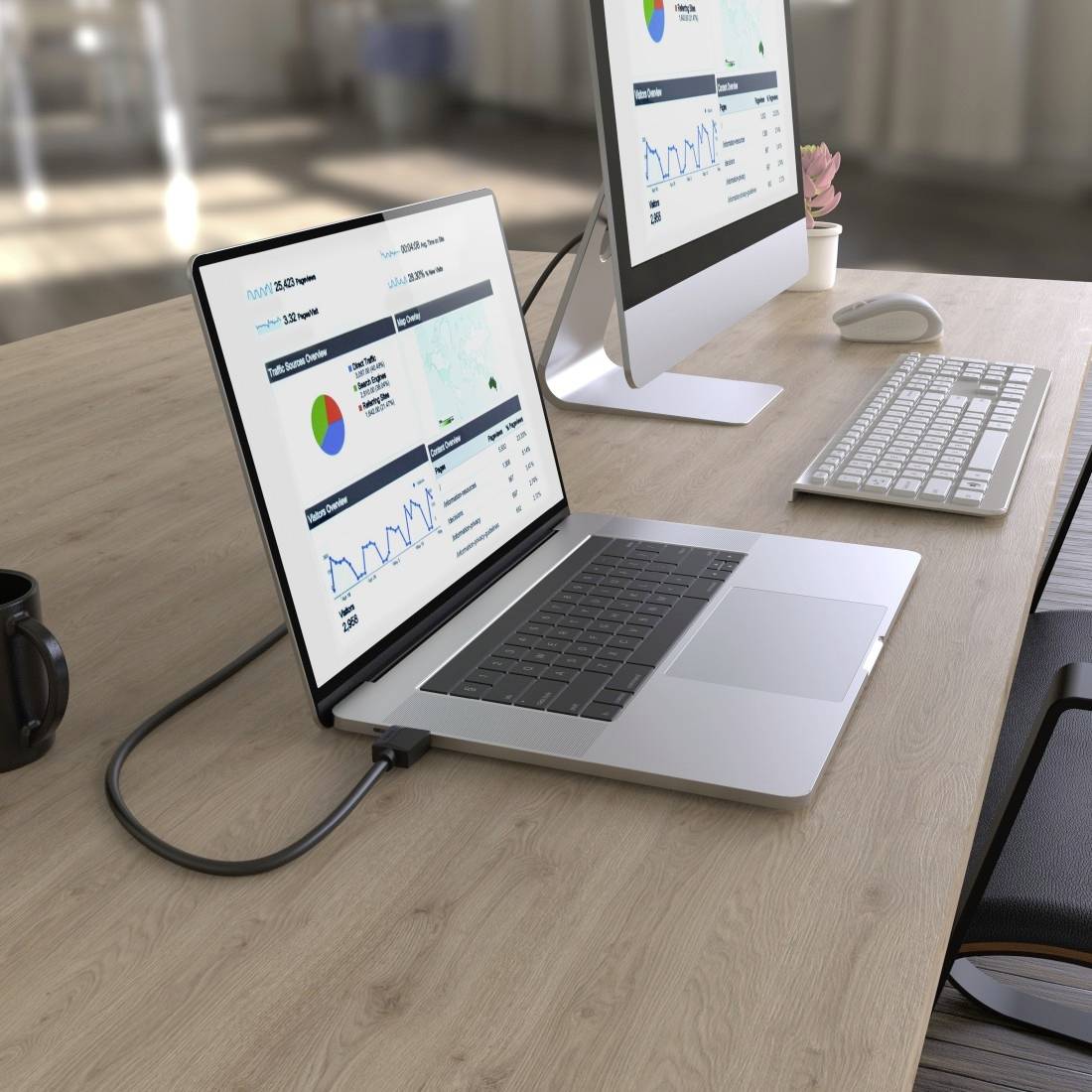 Ein an einen externen Monitor angeschlossener Laptop zeigt Analysedashboards mit Diagrammen an, neben einer Tastatur und einer Maus auf einem Schreibtisch.