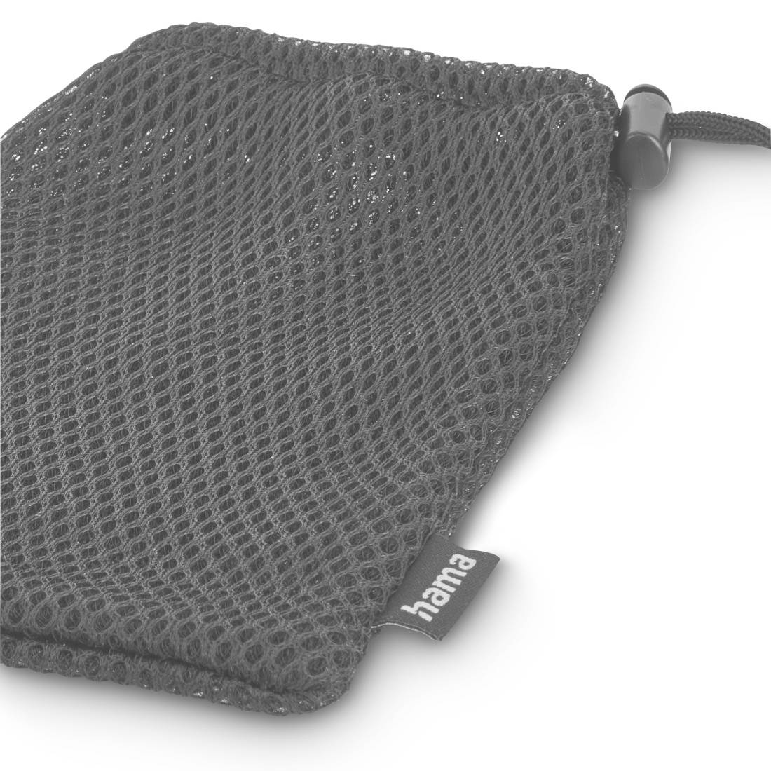 Kleine schwarze Netzstoff-Reißverschlusstasche oder -Etui mit einem "hama"-Etikett auf weißem Hintergrund.