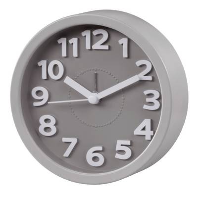 Graue analoge Wanduhr, die etwa 10:10 anzeigt, mit weißen erhabenen Zahlen und Zeigern auf einfachem Hintergrund.